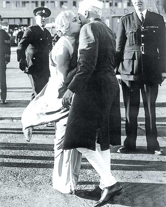 In style Nehru meets sister Vijaylakshmi Pandit on his 1949 US visit