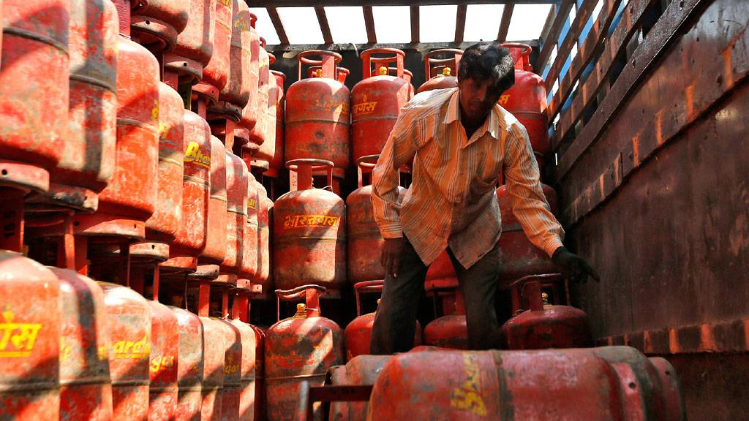 एक साल के अंदर ही भारत में १ लाख से भी ज्यादा लोगो ने एलपीजी सब्सिडी का लाभ लेना फिर से शुरू किया