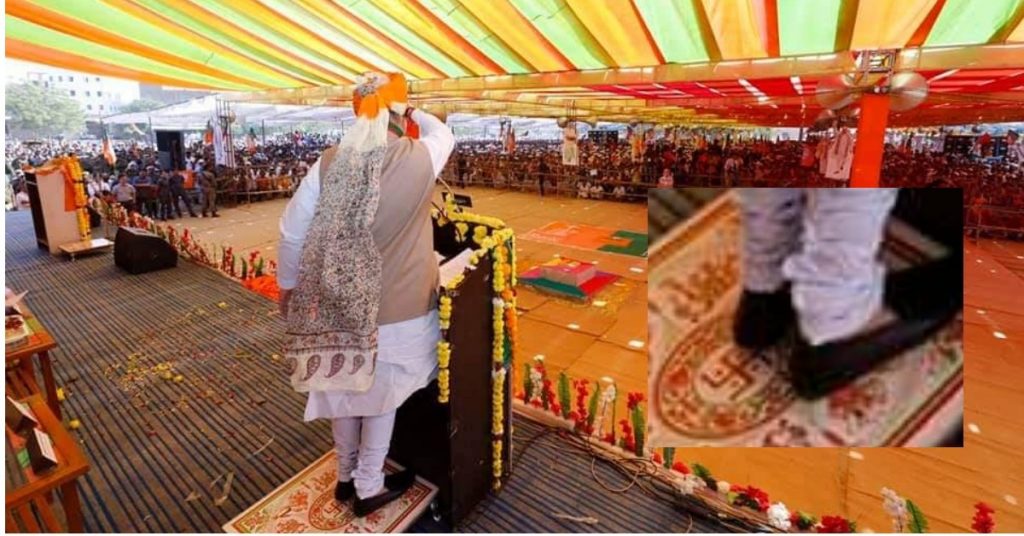 क्या स्वास्तिक पर खड़े अमित शाह की तस्वीर असली है?