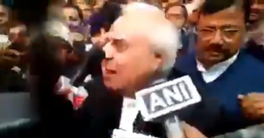 नहीं, कपिल सिब्बल को कोर्ट के बाहर थप्पड़ नहीं मारा गया था, गलती से माइक टकराया था