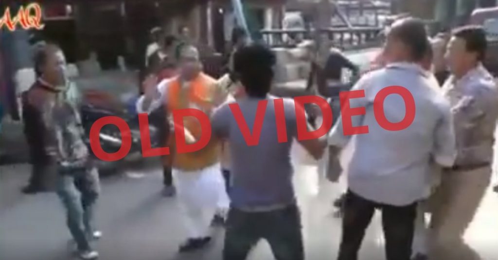 वोट मांगने आए भाजपा नेता को दौड़ा कर पीटने के रूप में 2017 का वीडियो वायरल