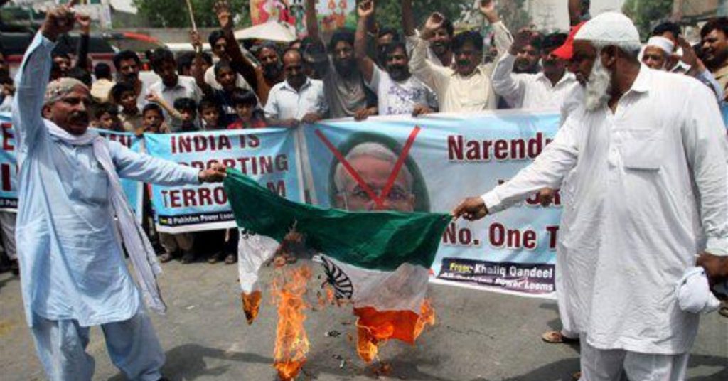 भारतीय झंडा जलाते पाकिस्तानी प्रदर्शनकारियों की पुरानी तस्वीर हिंसा के आह्वान से प्रसारित