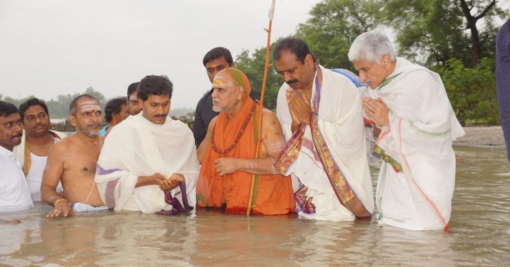 जगन मोहन रेड्डी ने हिंदू धर्म अपनाया? झूठे दावे से पुरानी तस्वीरें और वीडियो वायरल