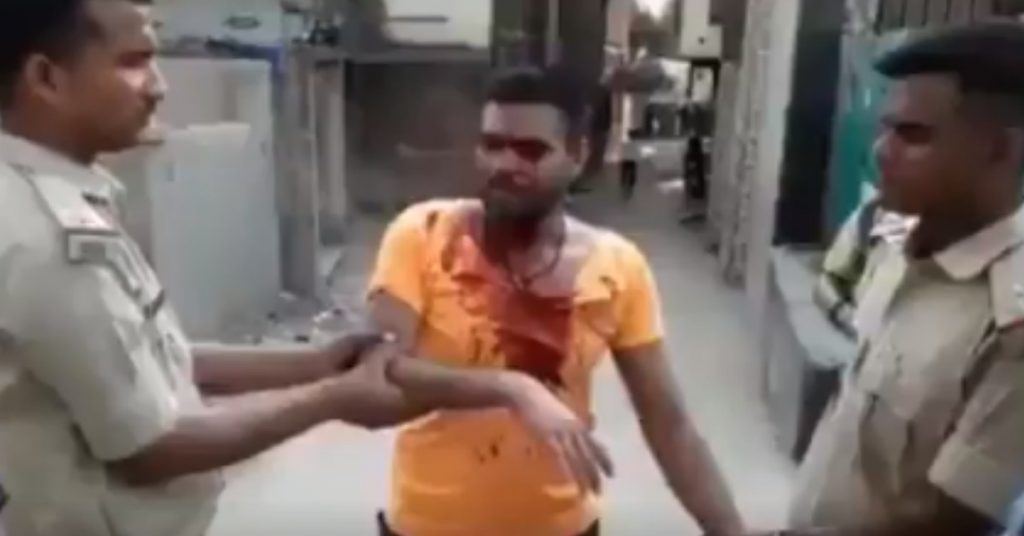 विद्यासागर कॉलेज में भगवा पहनकर मुस्लिम ने पथराव किया? नहीं, यह झारखंड का वीडियो है