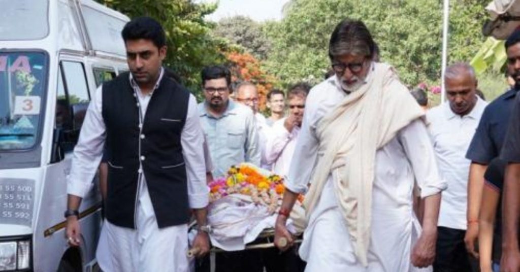 क्या इस तस्वीर में अमिताभ बच्चन अपने नौकर की अर्थी उठाए चल रहे हैं?