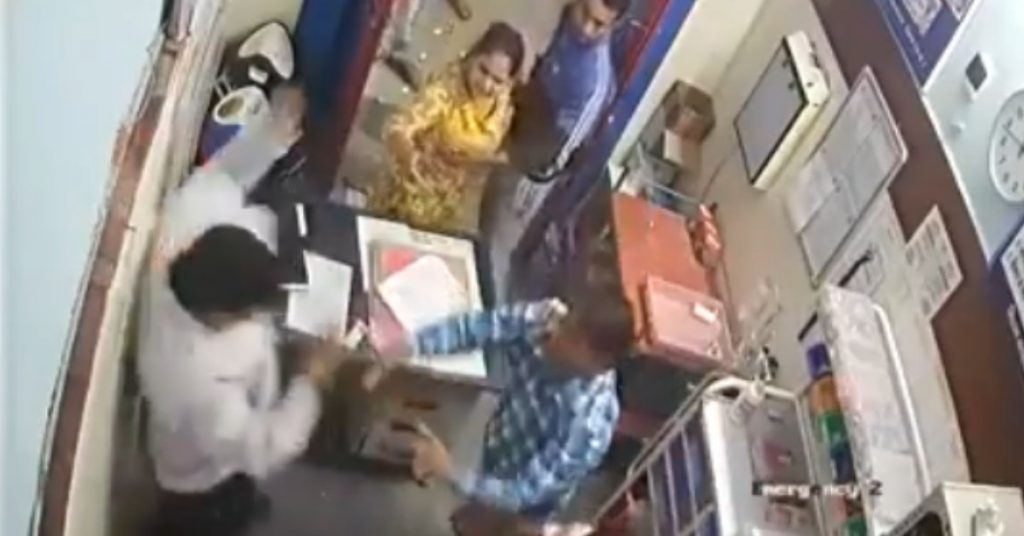 कोलकाता में चल रही हड़ताल के बीच मध्यप्रदेश में हुए डॉक्टर पर हमले का पुराना वीडियो शेयर