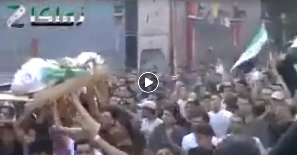 मुस्लिमों ने निकाला आत्मघाती हमलावर के अंतिम संस्कार का जुलूस? नहीं, सीरिया का पुराना वीडियो