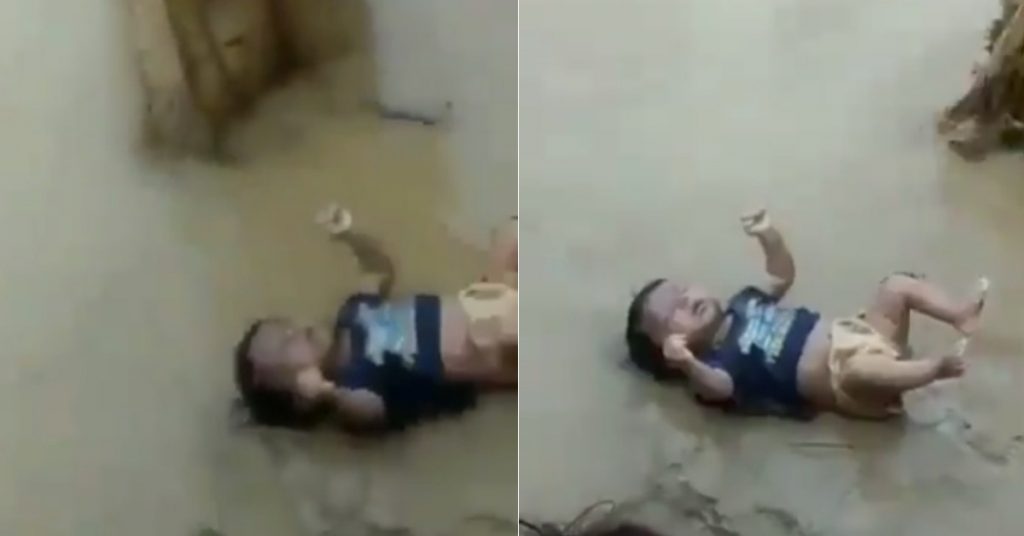 बिहार के बाढ़ से असंबंधित है मृत पड़े बच्चे की वायरल तस्वीर