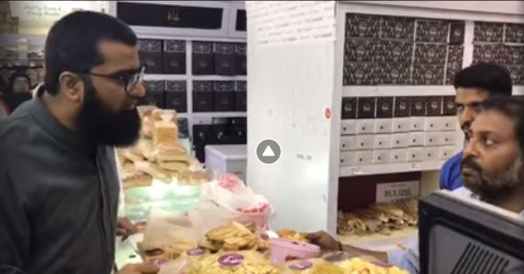 पाकिस्तानी बेकरी में गुस्साए ग्राहक का वीडियो कई भारतीय बेकरियों के नाम से प्रसारित