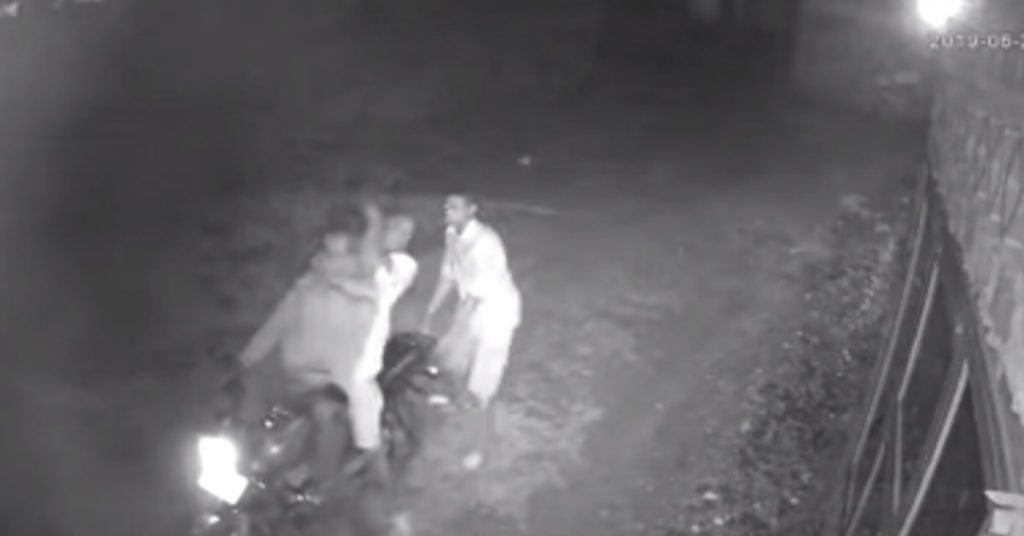 यूगांडा में हत्या और बाइक चोरी का CCTV वीडियो, भारतीय सोशल मीडिया में वायरल