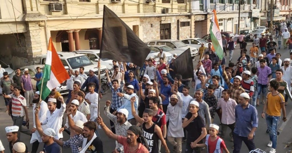 हिंदुस्तान ने गलत खबर छापी, मेरठ में भीड़ हत्या के विरोध प्रदर्शन रैली में ISIS के झंडे नहीं लहराए गए