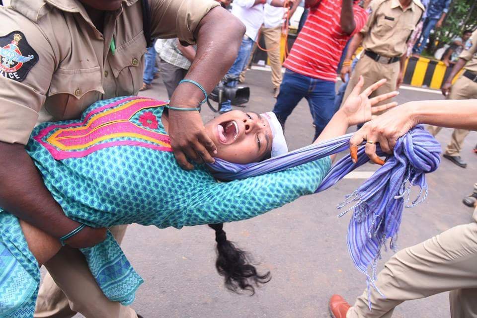 आंध्रप्रदेश की पुरानी तस्वीर, पाक सोशल मीडिया में कश्मीरी महिला के साथ क्रूरता बताकर साझा