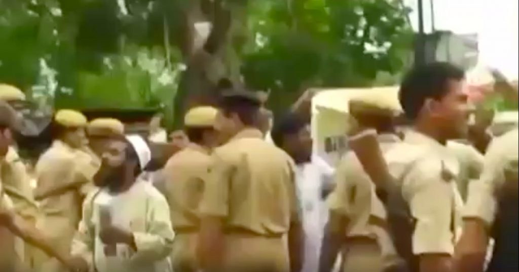 पटना का पुराना वीडियो कश्मीर के लोगों पर पुलिस द्वारा लाठी चार्ज बताकर शेयर