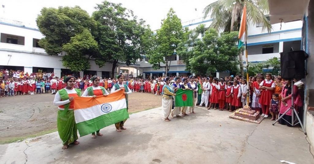 भारत-बांग्लादेश भाईचारा दर्शाता स्कूल का नाटक, नफरत भरे संदेश से साझा किया गया