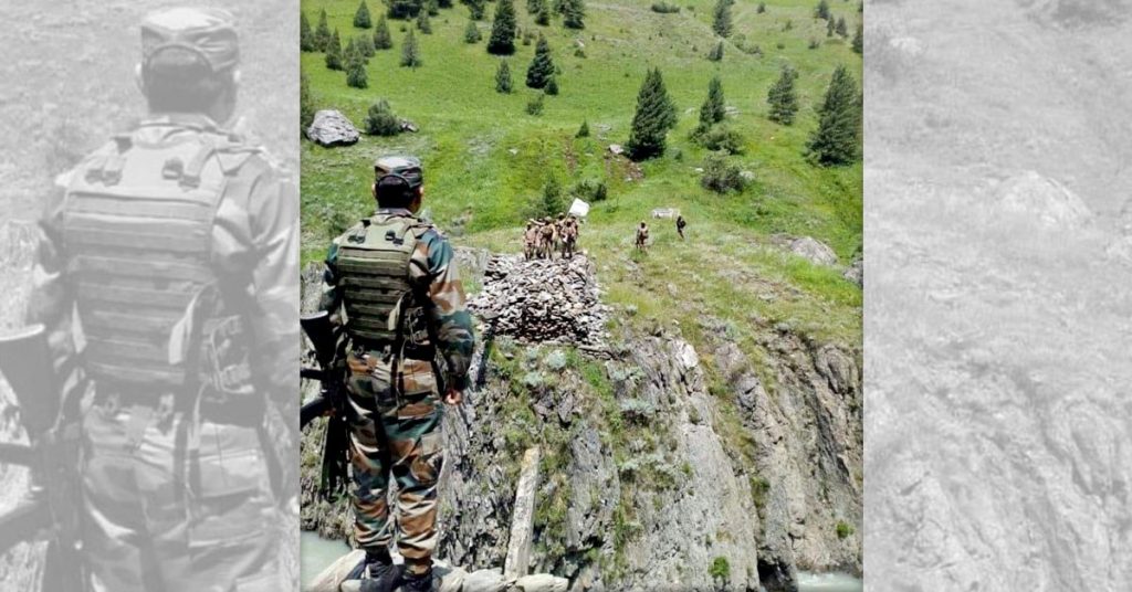 भारतीय सेना द्वारा 7 वर्षीय पाकिस्तानी बच्चे का शव सौंपने की तस्वीर झूठे दावे से साझा