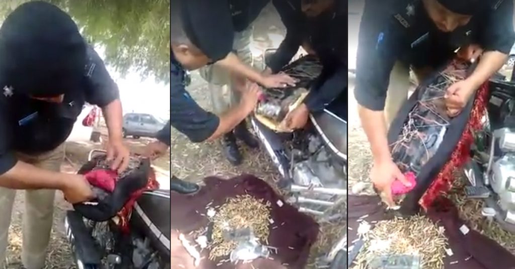 पाकिस्तान का वीडियो जम्मू कश्मीर पुलिस द्वारा बाइक की सीट से हथियार ज़प्त करने के दावे से साझा