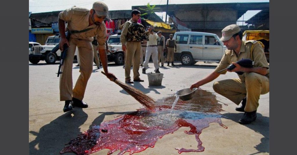 2013 की तस्वीर को कश्मीर में भारतीय सरकार का अत्याचार बताकर शेयर किया गया