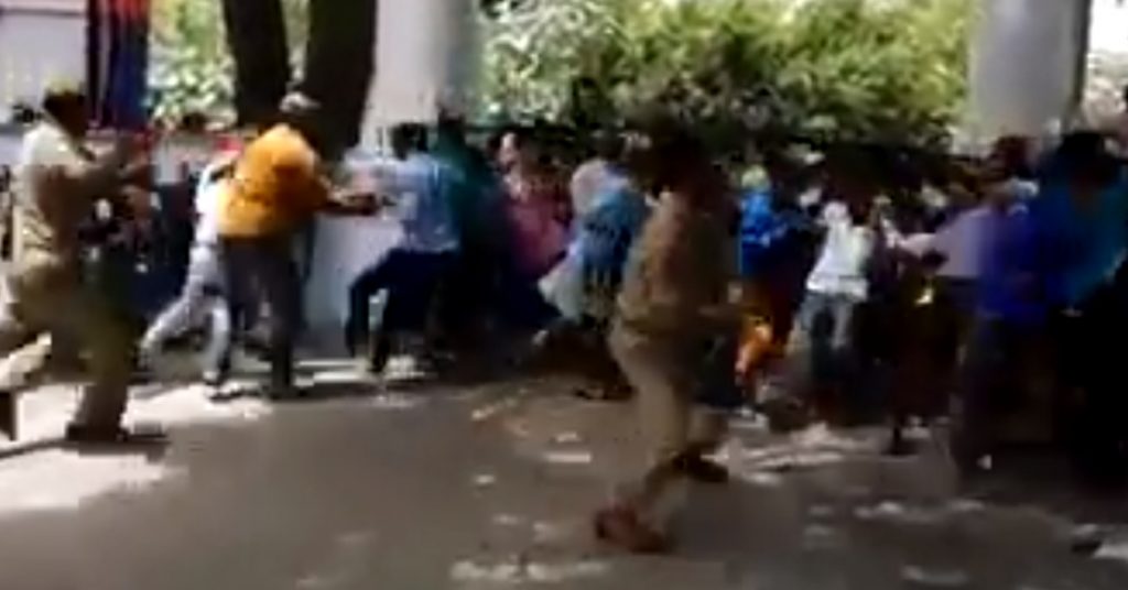 यूपी का पुराना वीडियो, एमपी में बेरोज़गारी के खिलाफ प्रदर्शन कर रहे युवाओं की पिटाई के रूप में साझा