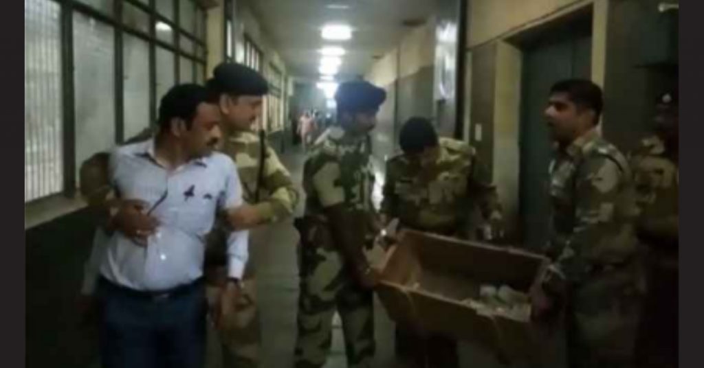 मुद्रा प्रिटिंग प्रेस से नोट चुराने पर अधिकारी की गिरफ्तारी का पुराना वीडियो वायरल