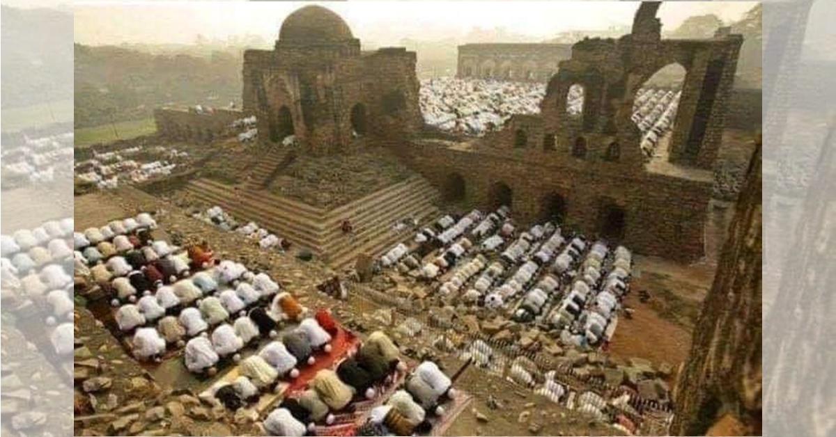 बाबरी मस्जिद में अदा की गई ‘आखरी नमाज़’ की तस्वीर? नहीं, यह दिल्ली की फिरोज़शाह मस्जिद है