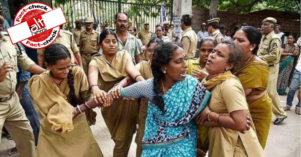 हैदराबाद में प्रदर्शन के वक़्त गिरफ्तार हुई महिला की 2 साल पुरानी तस्वीर, JNU छात्रा के रूप में वायरल