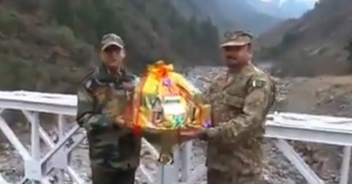 पुराना वीडियो भारत-पाकिस्तान सेना के बीच दिवाली पर मिठाई बांटने के दावे से शेयर