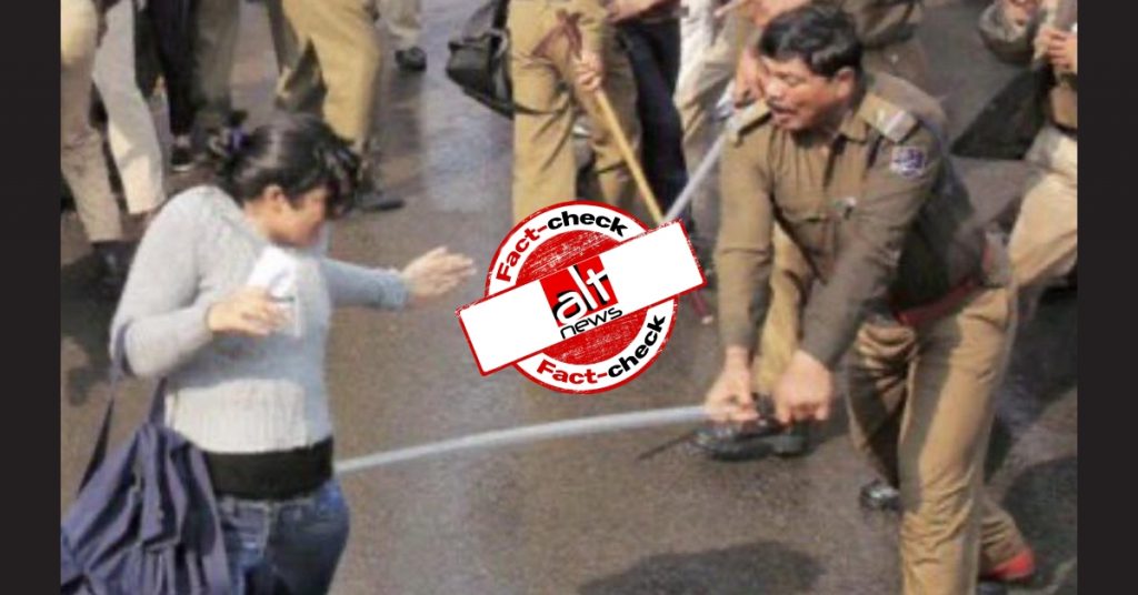 निर्भया मामले में प्रदर्शन कर रही लड़की की पुरानी तस्वीर को JNU छात्रा का बताया गया