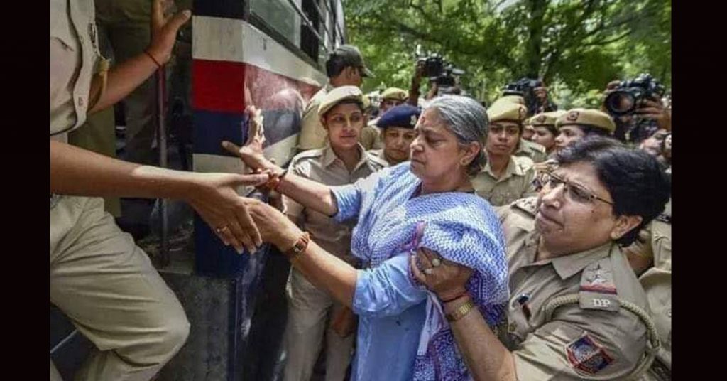 CPI नेता एनी राजा की पुरानी तस्वीर, हालिया जेएनयू प्रदर्शन में गिरफ्तार छात्रा के दावे से वायरल