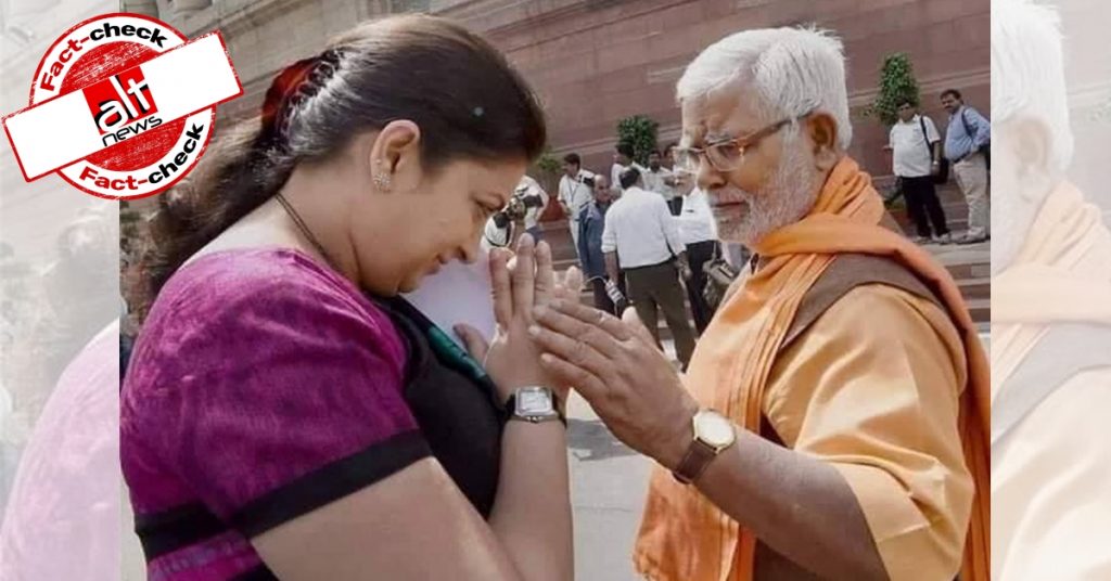 बीजेपी नेता हुकुमदेव नारायण के साथ स्मृति ईरानी की तस्वीर उन्हें ‘रेप गुरु’ बताते हुए वायरल
