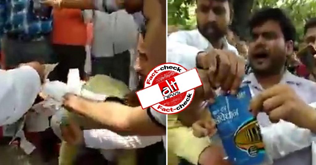 क्या RSS कार्यकर्ताओं ने भारतीय संविधान जलाया? 2018 का वीडियो झूठे दावे से वायरल