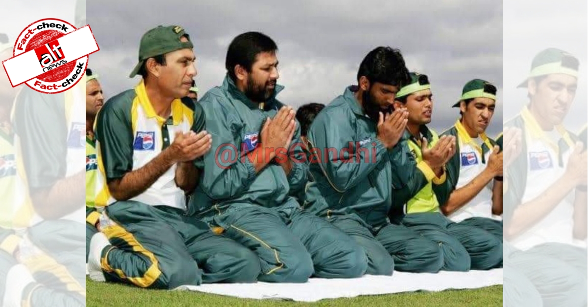 नहीं, इस तस्वीर में नमाज़ अदा करते पाकिस्तानी खिलाड़ियों में दानिश कनेरिया नहीं हैं