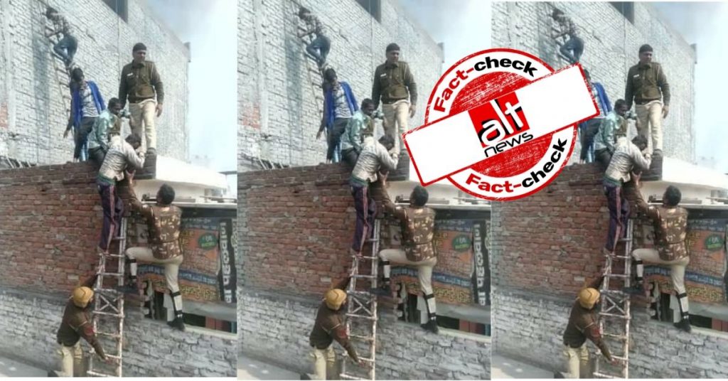 फ़ैक्ट चेक – दिल्ली पुलिस ने भीड़ के साथ ताहिर हुसैन के घर में पेट्रोल बम रखा?