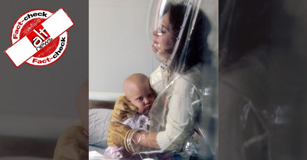 फ़ैक्ट-चेक : कोरोना से संक्रमित मां प्रोटेक्टिव गियर पहन कर बच्चे को गले लगा रही है?