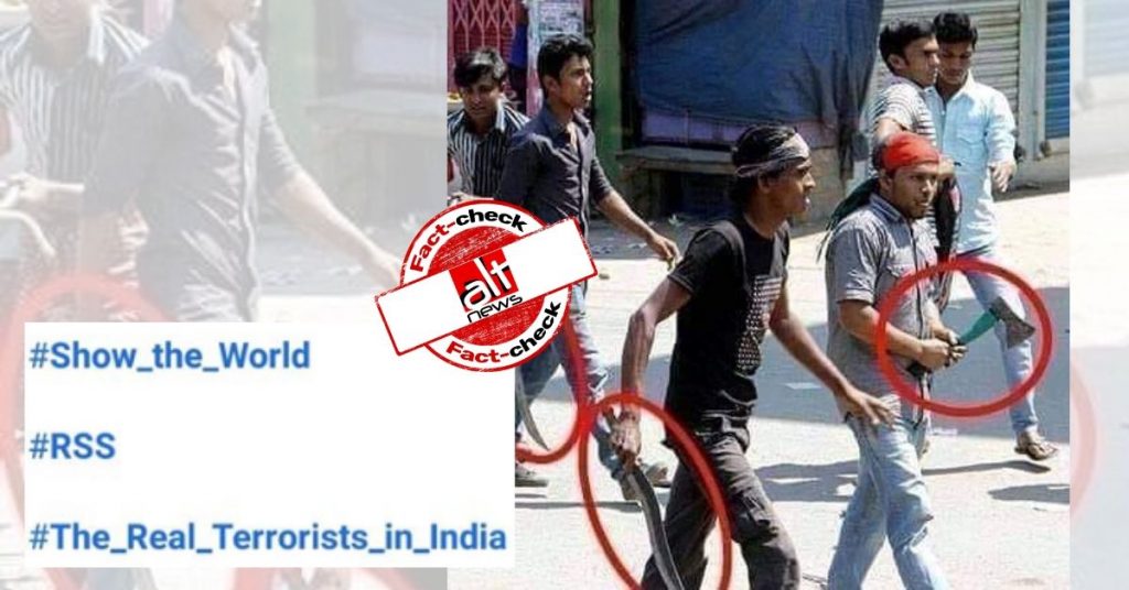 फ़ैक्ट चेक : हथियार लेकर घूम रहे लड़कों की तस्वीर RSS मेम्बर्स की नहीं बल्कि बांग्लादेश की है
