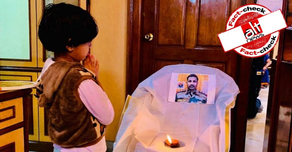 वायरल हो रही इस तस्वीर में कर्नल संतोष बाबू को श्रद्धांजलि देती बच्ची उनकी बेटी नहीं है