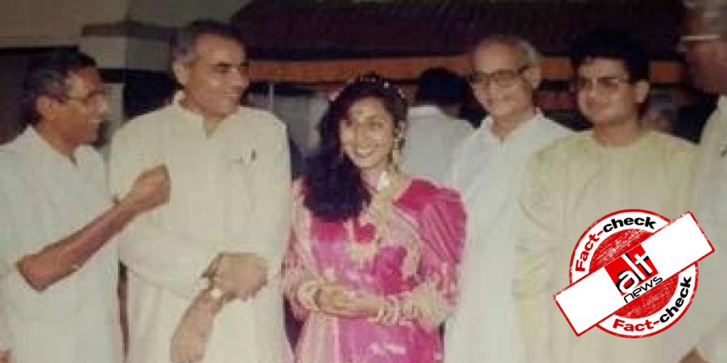 वायरल तस्वीर नरेंद्र मोदी और जशोदाबेन की शादी की नहीं, 1994 में मंत्री की बेटी के विवाह में पहुंचे थे मोदी