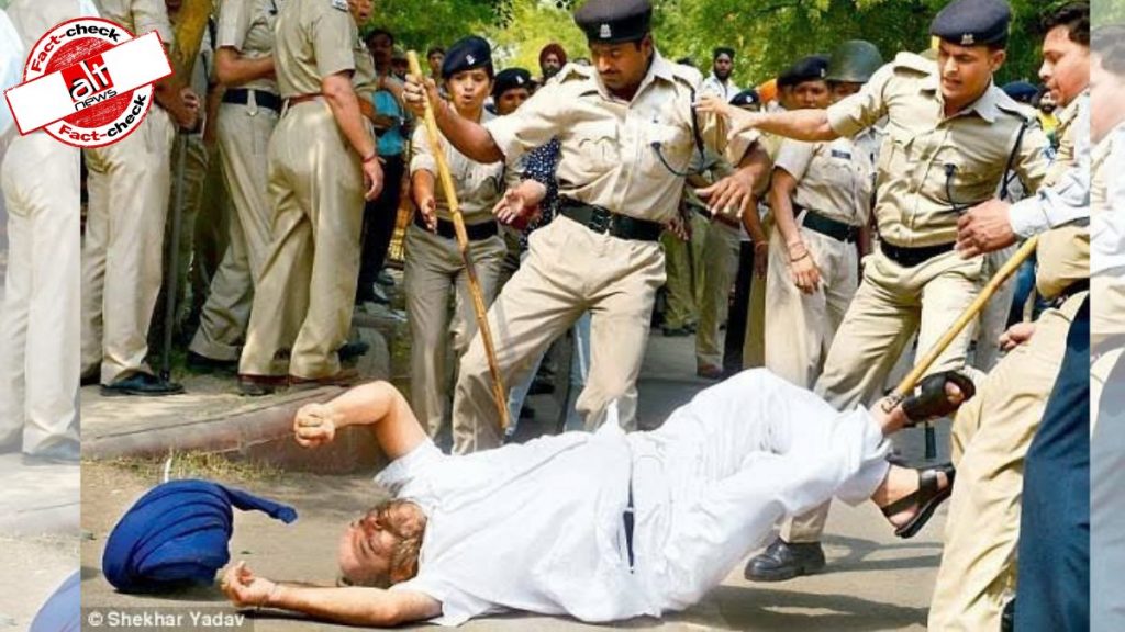 सिख व्यक्ति को पीट रही दिल्ली पुलिस की ये वायरल तस्वीर 7 साल पुरानी है