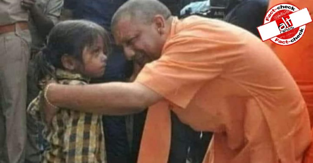 फ़ैक्ट-चेक : योगी आदित्यनाथ ने काशी यात्रा के दौरान बच्चे के पालन-पोषण की ज़िम्मेदारी ली?