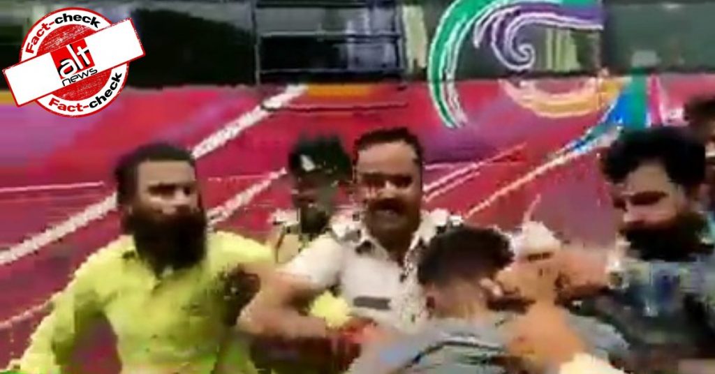 MP में भीड़ ने एक लड़के की पिटाई की, वीडियो ‘लव जिहाद’ के फ़र्ज़ी दावे के साथ वायरल हुआ