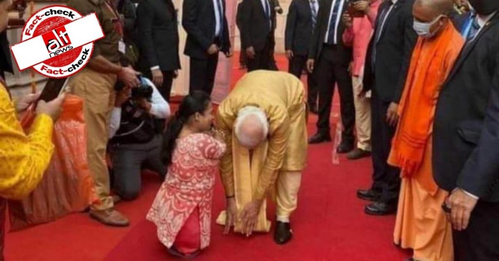 PM मोदी ने IAS अधिकारी आरती डोगरा के पैर नहीं छुए, वायरल तस्वीर के साथ ग़लत दावा