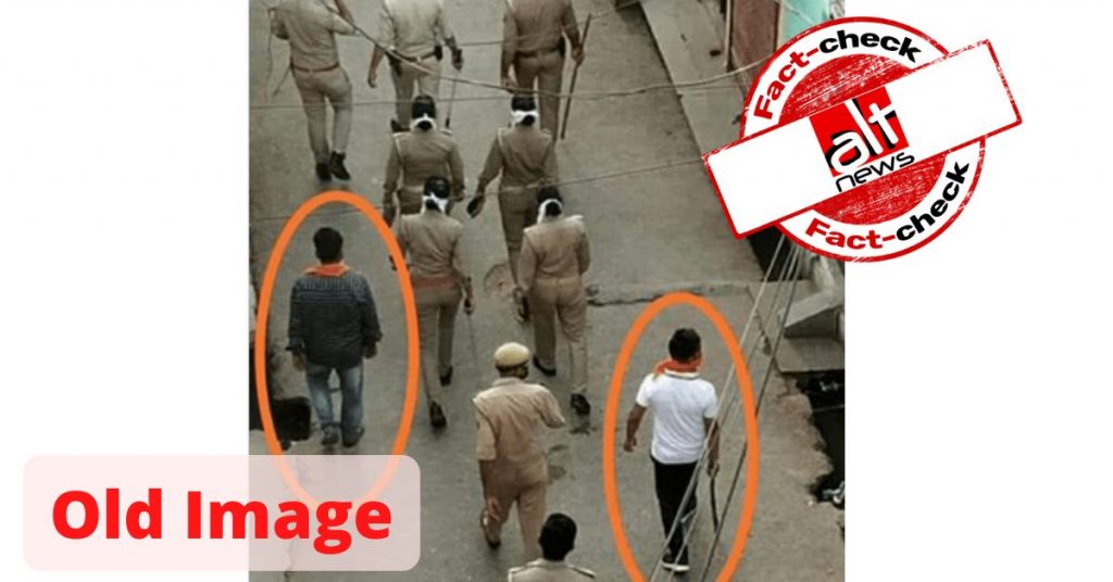 जहांगीरपुरी हिंसा के बाद तलवार लेकर पुलिस की रक्षा कर रहे हैं भगवाधारी? 2 साल पुरानी तस्वीर