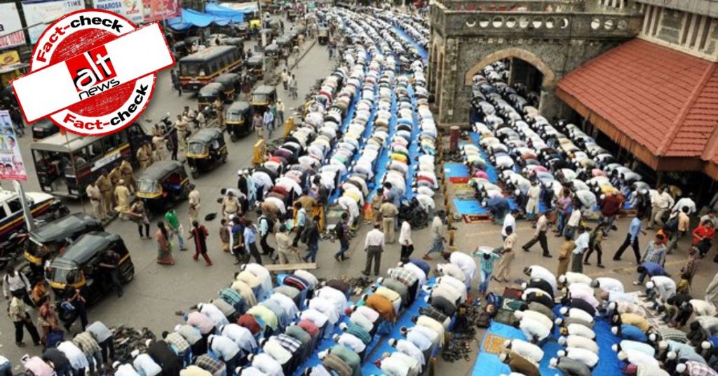 बांद्रा रेलवे स्टेशन के बाहर नमाज़ अदा करते लोगों की वायरल तस्वीर 2012 की है