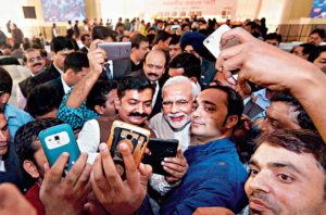Modi media selfie