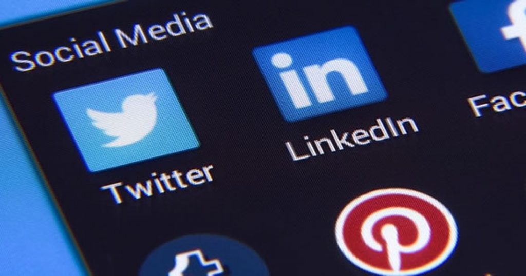 Has Adani Group hired social media influencers to defend the company on Twitter?