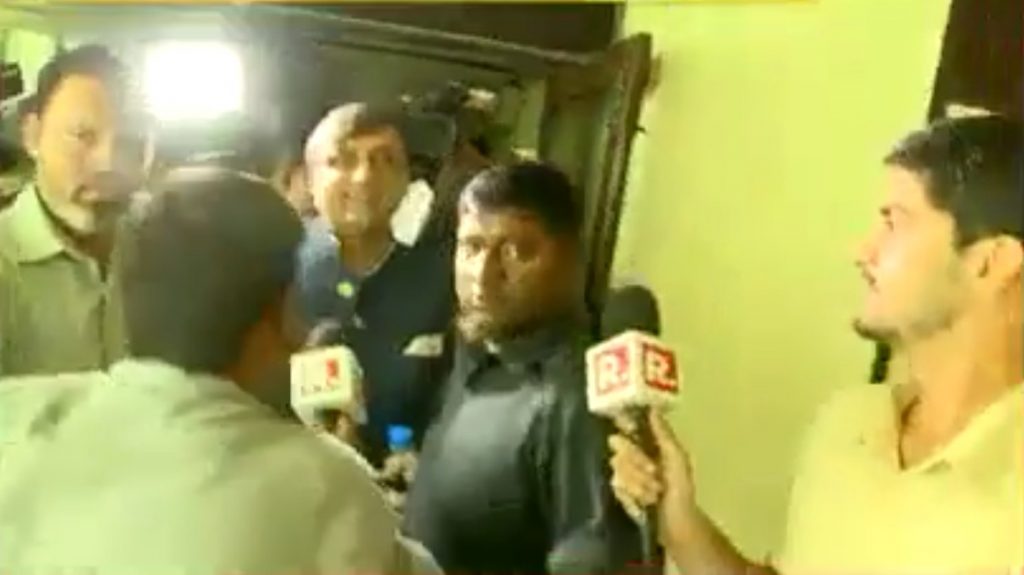 “Why are you running away like a coward?”, Republic TV reporters ask Shashi Tharoor