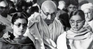 gandhi-with-manuben