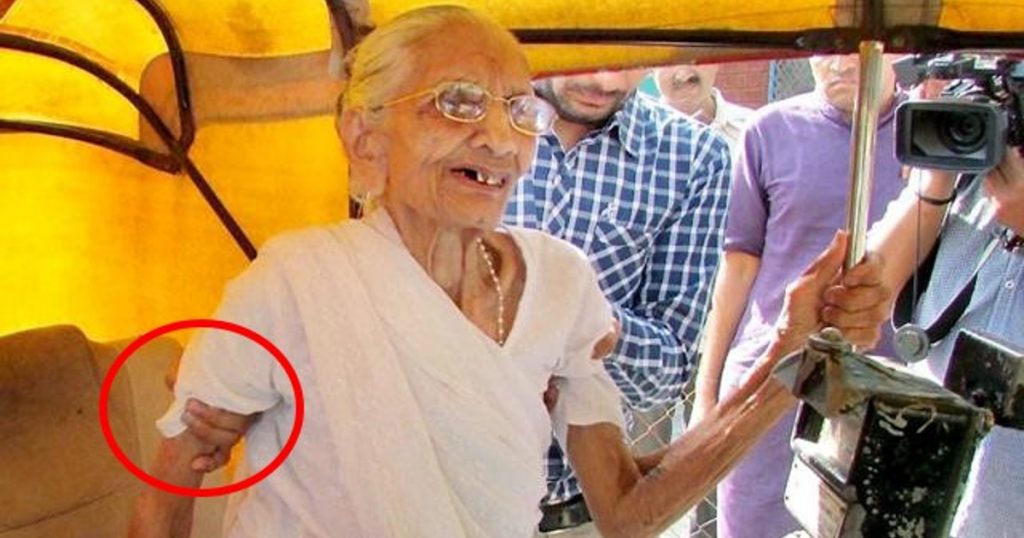 The photograph of PM Modi’s mother in an auto-rickshaw is not photo-shopped
