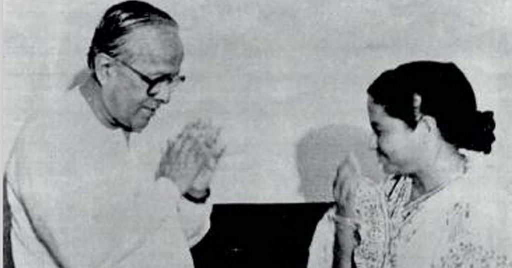 Old photograph of Mamata Banerjee shared with a false claim that she is a Muslim