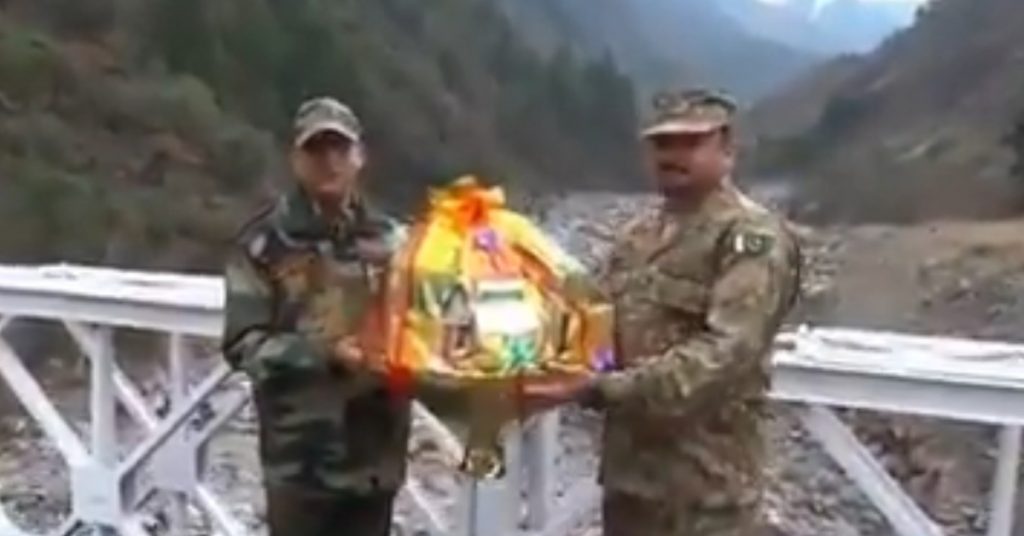 Old video recently shared as Indian and Pakistani armies exchanging sweets