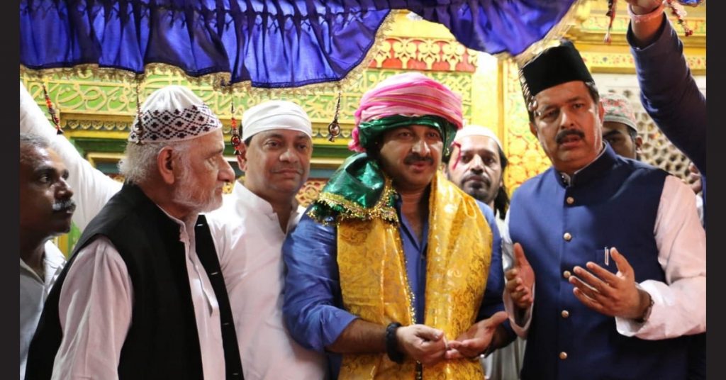 Old video shared as BJP MP Manoj Tiwari visiting mosque after Haryana election result